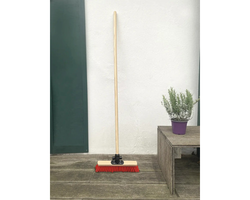 Borste med träskaft och röda borst