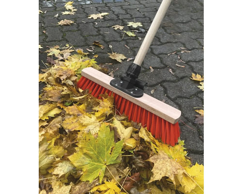 Sop med träskaft och höstlöv