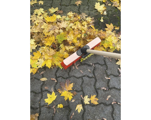 Lövraka på gatstenar med höstlöv