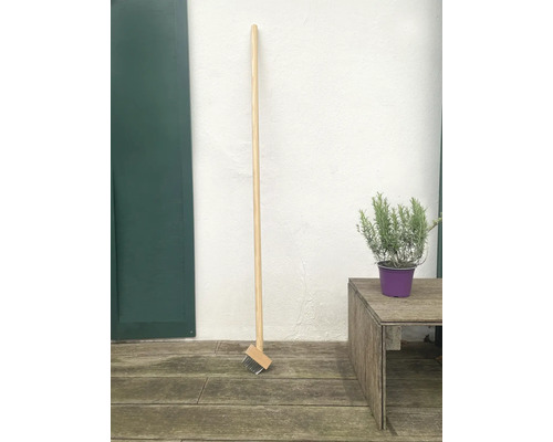 Fogborste med träskaft för rengöring av stenläggningsfogar