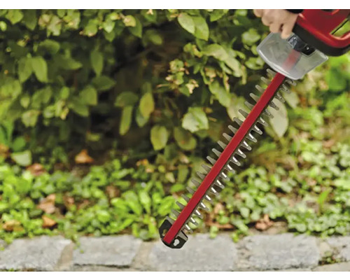 Häcksax i bruk för att trimma en häck
