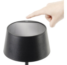 Sätta på solcellslampan med fingret