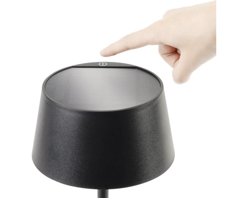 Sätta på solcellslampan med fingret