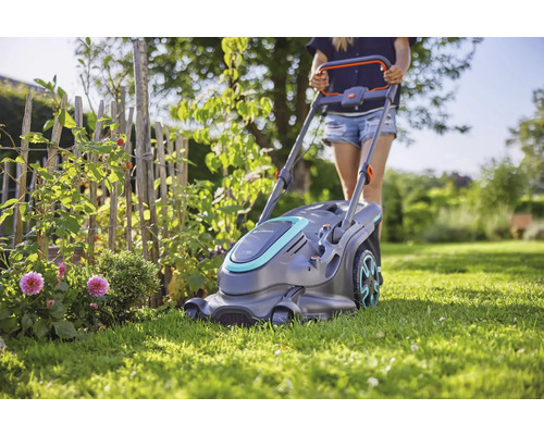 Gardena batteridriven gräsklippare i bruk i en trädgård