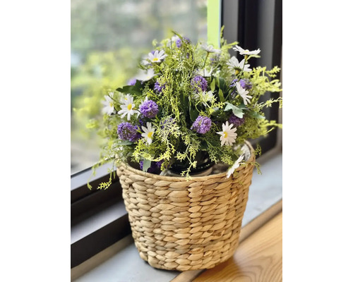 Korg med konstgjorda prästkragar och lila tofsar