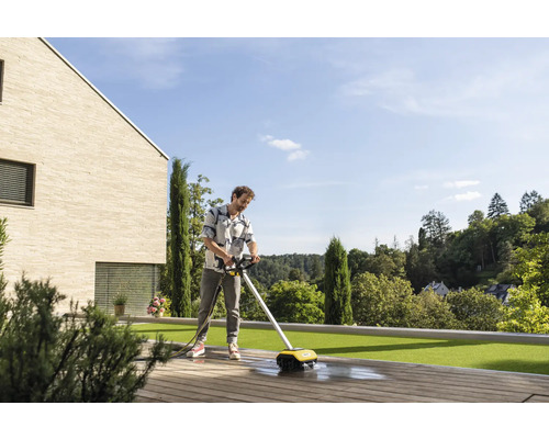 Man rengör träterrass med terrasstvätt