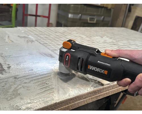 Worx Sonicrafter multiverktyg används på kakel