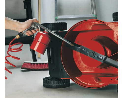 Rengöring av en gräsklippare med en rengöringspistol