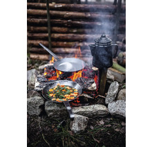 Matlagning utomhus med två stekpannor och en kaffekanna över öppen eld.