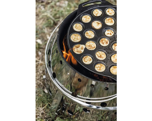 Poffertjespanna på en kolgrill med eld.