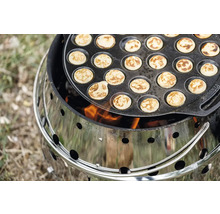 Poffertjespanna på en grill med eld