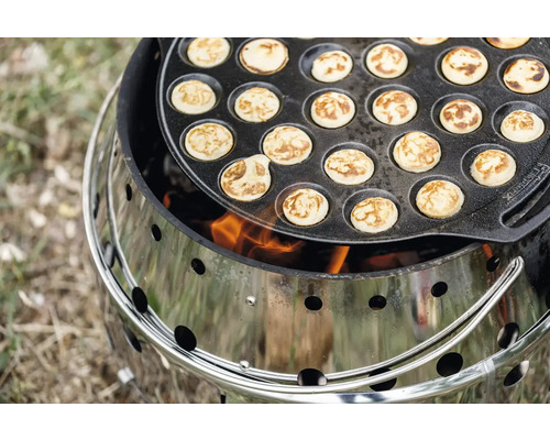 Poffertjespanna på en grill med eld