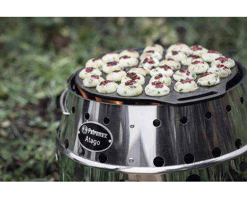 Petromax Atago grill med mat på grillplatta