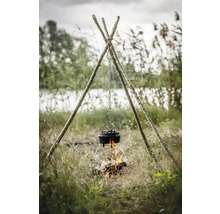 Trefotsgrillplats med holländsk ugn över öppen eld utomhus.