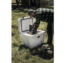 Man fyller en Perovskite kylbox utomhus.