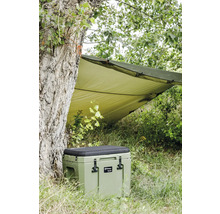 Kylbox under en grön presenning utomhus