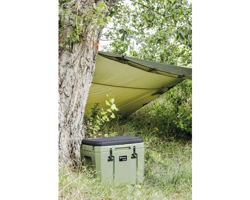 Kylbox under en grön presenning utomhus