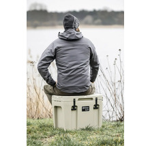 Person sitter på en Petromax kylbox kx25 i naturen