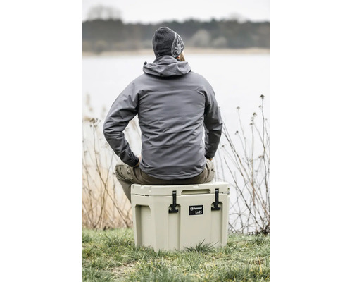 Person sitter på en Petromax kylbox kx25 i naturen