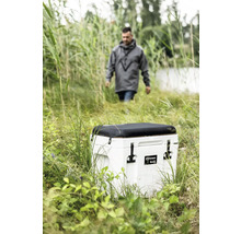 Vit Petromax kylbox utomhus med en person i bakgrunden.