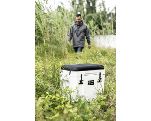 Vit Petromax kylbox utomhus med en person i bakgrunden.
