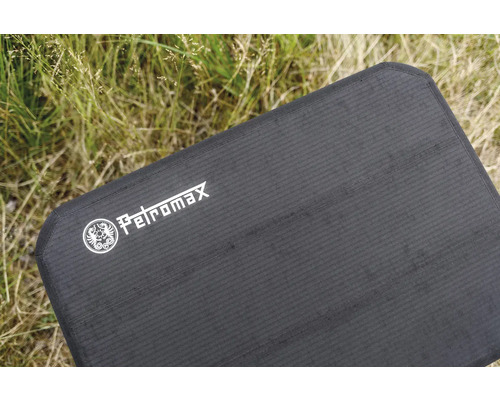 Petromax sittdyna på gräs