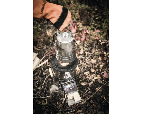 Petromax kaffekanna på en träförgasningsspis som eldas med ved