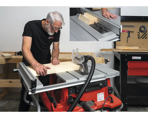 Man arbetar med en bordsåg på en bit trä.