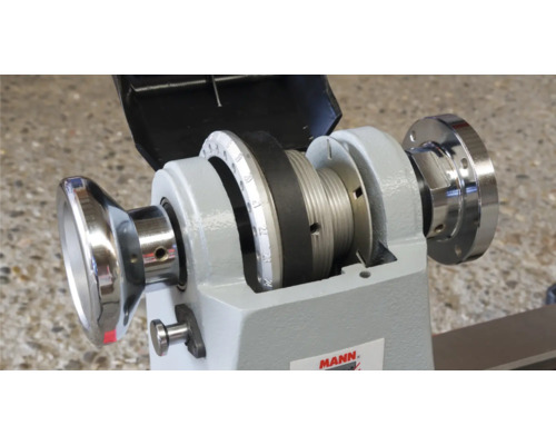 Detaljvy av en svarv med handratt och gängspindel