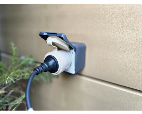 Elbil laddstation med ansluten kontakt på en vägg