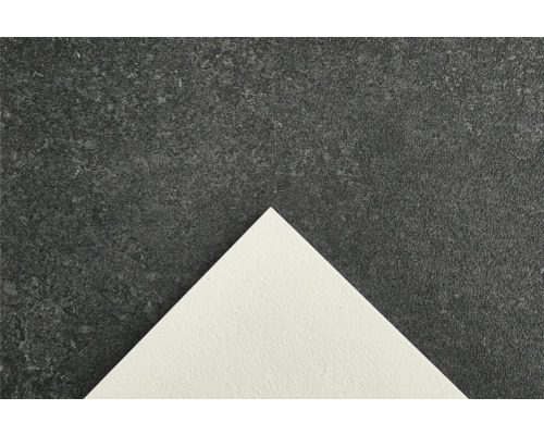 Närbild av en vit kakelplatta på en grå yta. Lämplig för byggprojekt på Hornbach.