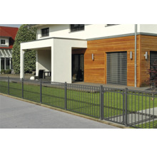 Hus med metallstaket för fastighetsgräns