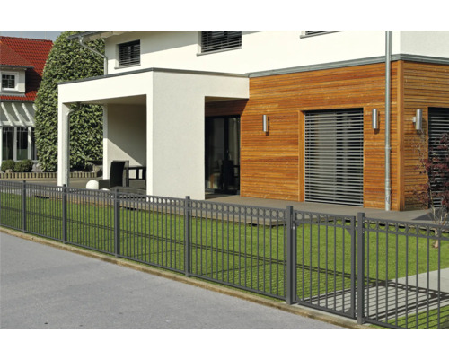 Hus med metallstaket för fastighetsgräns