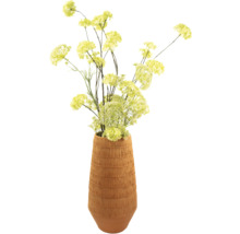 Dekorativa konstgjorda blommor i räfflad vas