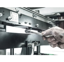 En arbetare använder en Wera Zyklop 8004 A ringnyckel för att dra åt en skruv på en metallkonstruktion.