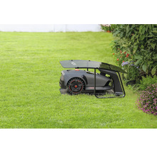 Robotgräsklippare med laddstation på gräsmatta