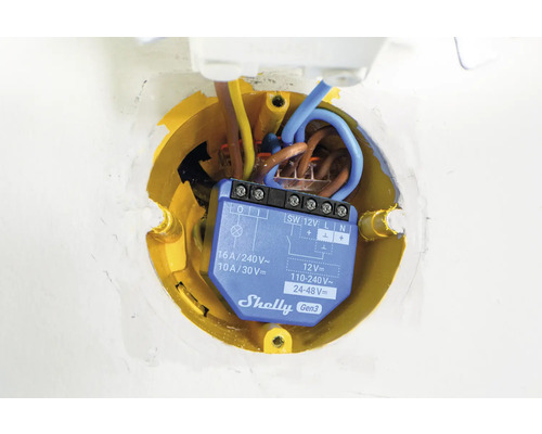 Elektrisk brytare i gul kopplingsdosa med kablar