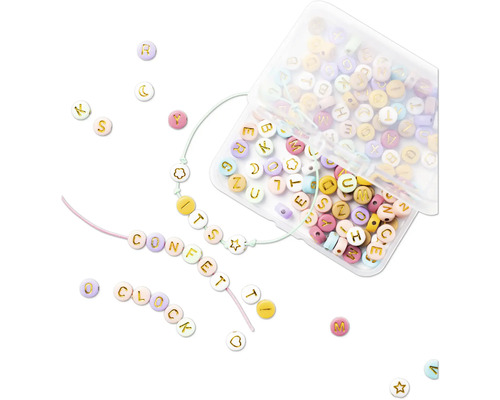 Diverse färgstarka bokstavspärlor i en transparent plastlåda och på snören.