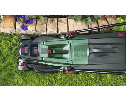 Översikt av en batteridriven gräsklippare på gräs