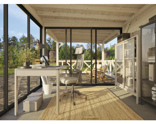 Kontor med skrivbord, kontorsstol, hyllor och utsikt över grönområden