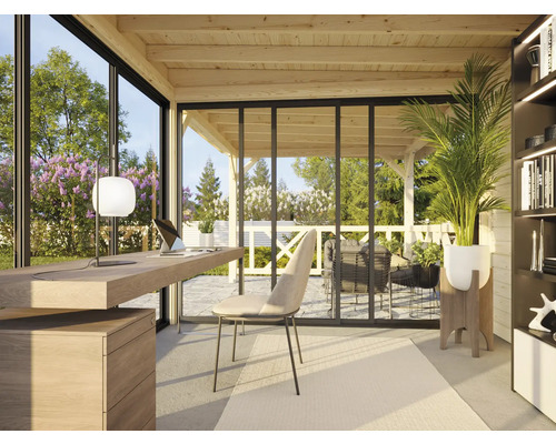 Ljust kontor med skrivbord, stol och utsikt över grönska