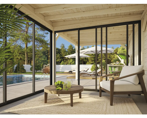 Ljus veranda med utemöbler, utsikt över pool och trädgård genom glasskjutdörrar.