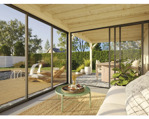 Ljust vardagsrum med utsikt över en trädgård med pool och terrass