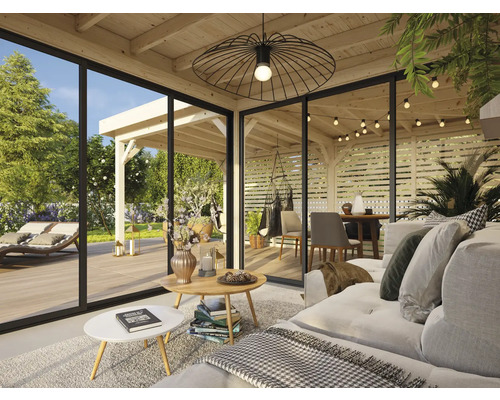 Vardagsrum med sittgrupp, bord och utsikt över trädgården med trädgårdshus