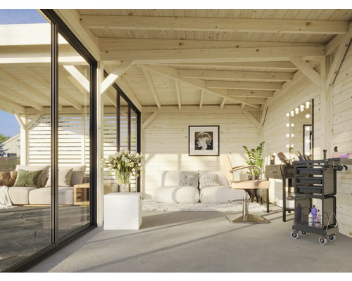 Ljus trästuga med skjutbara glasdörrar, sittgrupp, frisörstol och sminkbord