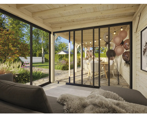 Ljus interiör av ett trädgårdshus med glasskjutdörrar och utsikt över trädgården