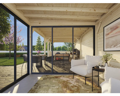 Ljus timmerstuga med sittgrupp och utsikt över trädgården