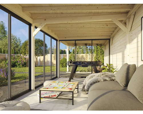 Ljus veranda med träkonstruktion, glasdörrar, soffa och bordsfotboll