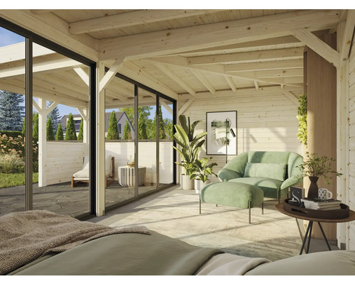 Interiör av ett ljust trähus med möbler och utsikt över trädgården genom en glasfasad