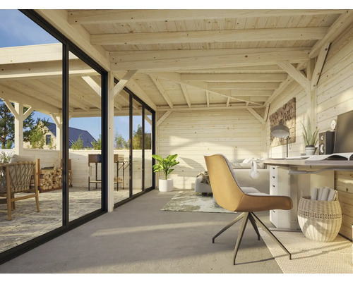 Ljust trädgårdshus med träpanel, stora skjutdörrar i glas och kontorsinredning